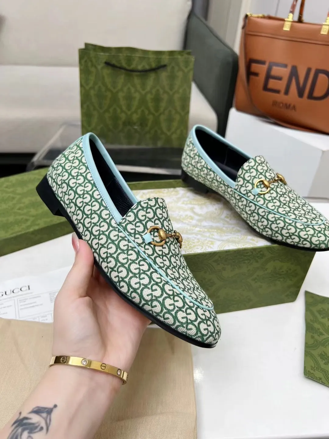 👟👟Ex-factory price 380👟👟 Genuine leather sole +50 Men +20 GUCCI latest fabric, double G side, chasing fashion, special matching, worth owning, super comfortable on the feet, generous and decent. Heel height 2Cm. Multiple colors to choose from: sizes 35-42, the picture above is a big seller. Male 38-46